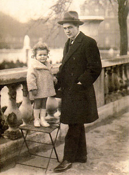 Emmanuel Bove y su hija Nora en el jardín del Luxemburgo