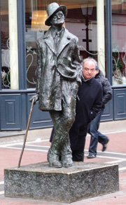 Enrique en la estatua de Joyce