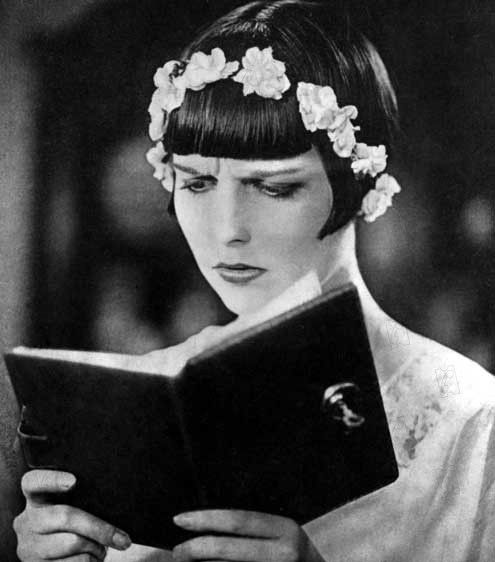 Louise Brooks leyendo