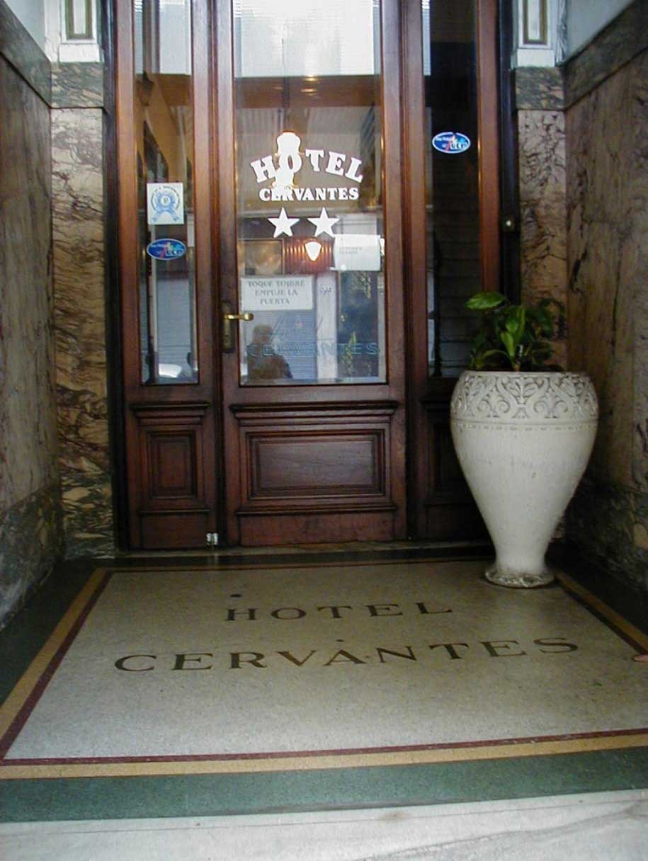 Antigua entrada del hotel Cervantes (Montevideo)