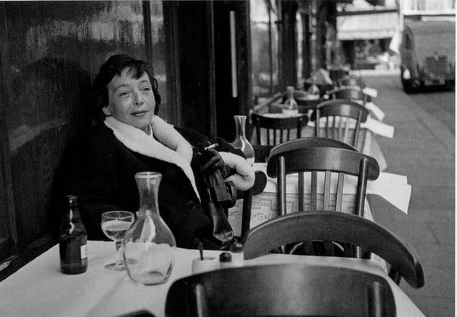 Marguerite Duras au Petit Saint-Benoit, París, 1952 (Doisneau)
