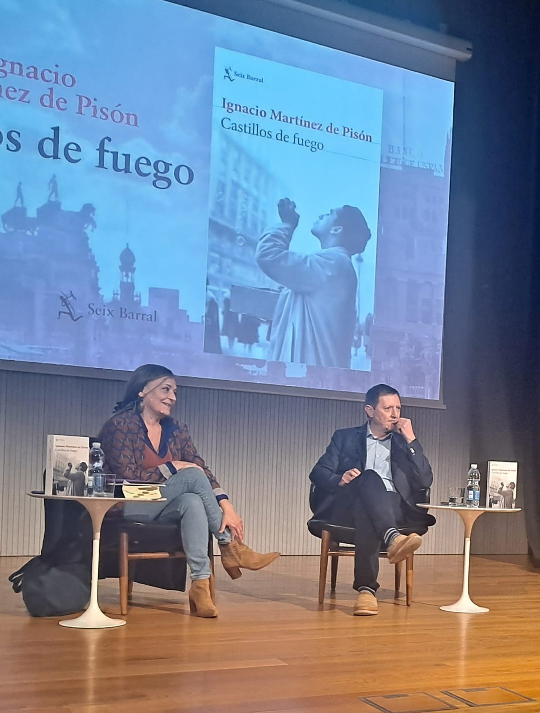 Olga Merino entrevista a Pisón. Biblioteca Urgell.